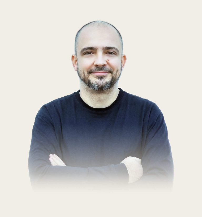 Radu-Corin Stan zâmbind; facilitator de procese transformaţionale, creator de meditaţii ghidate, poveşti terapeutice şi reCode-uri audio pentru copii şi adulţi.
